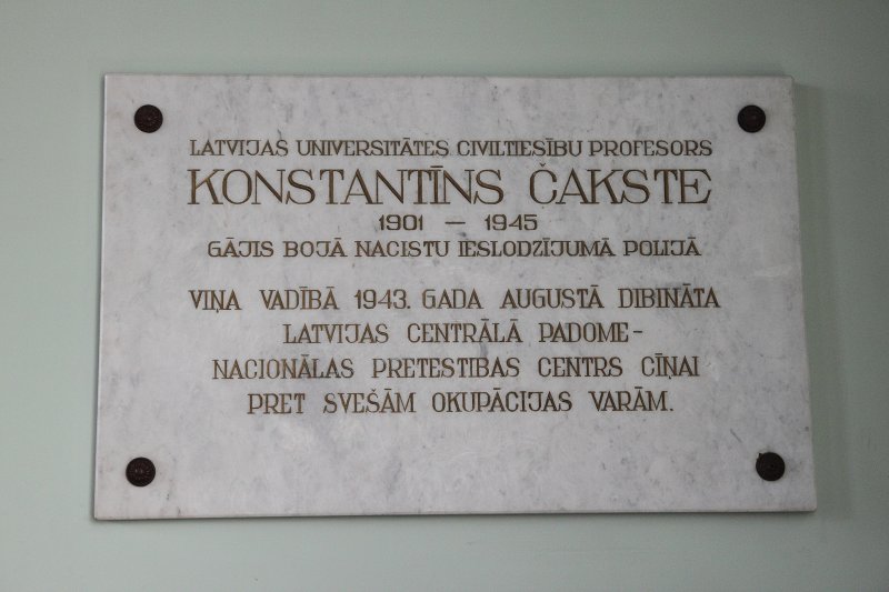 Konstantīna Čakstes piemiņas plāksne Latvijas Universitātes Mazajā aulā. null