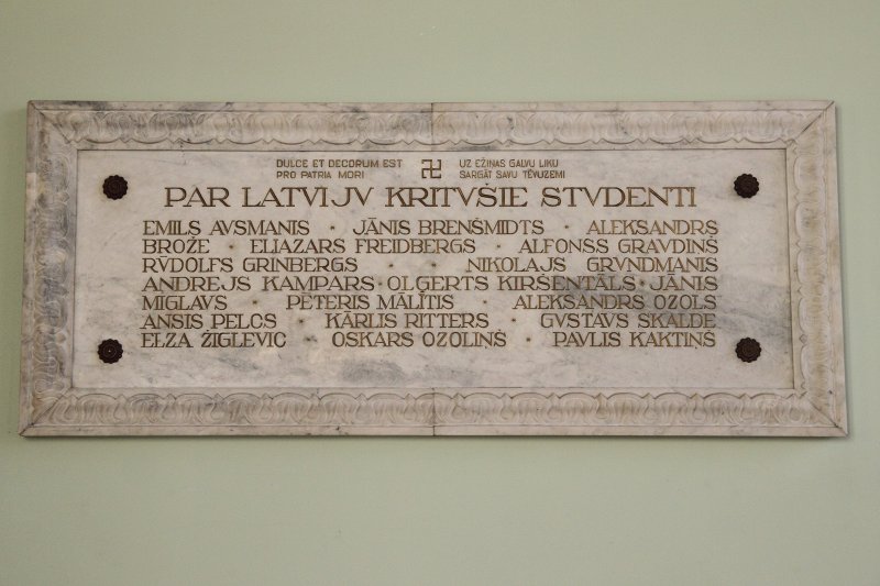 Par Latviju kritušajiem studentiem veltīta piemiņas plāksne Latvijas Universitātes Mazajā aulā. null