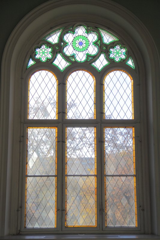 Logs ar vitrāžu Latvijas Universitātes Mazajā aulā. null