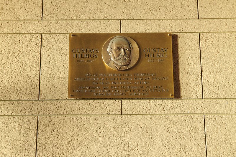 Gustava Hilbiga piemiņas plāksne Latvijas Universitātes galvenās ēkas vestibilā. null