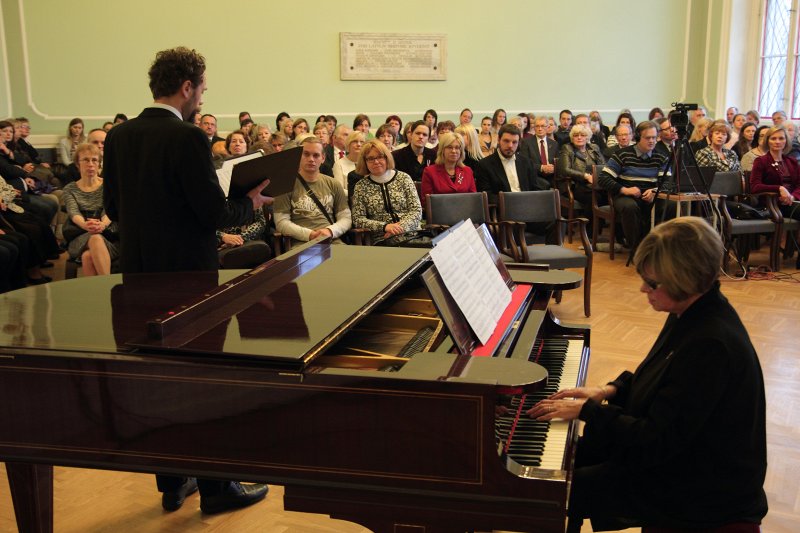 Sanāksme un koncerts par godu Latvijas Republikas proklamēšanas gadadienai. Jāņa Kurševa un Ilzes Dzērves muzikāls priekšnesums.