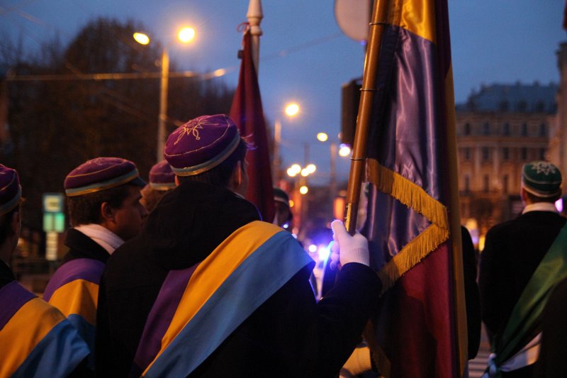 Studentu, studenšu korporāciju un akadēmisko mūžorganizāciju gājiens uz Rīgas Brāļu kapiem, godinot par Latvijas neatkarību kritušo piemiņu. null