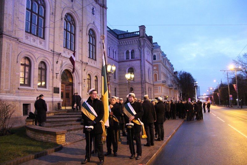 Studentu, studenšu korporāciju un akadēmisko mūžorganizāciju gājiens uz Rīgas Brāļu kapiem, godinot par Latvijas neatkarību kritušo piemiņu. null