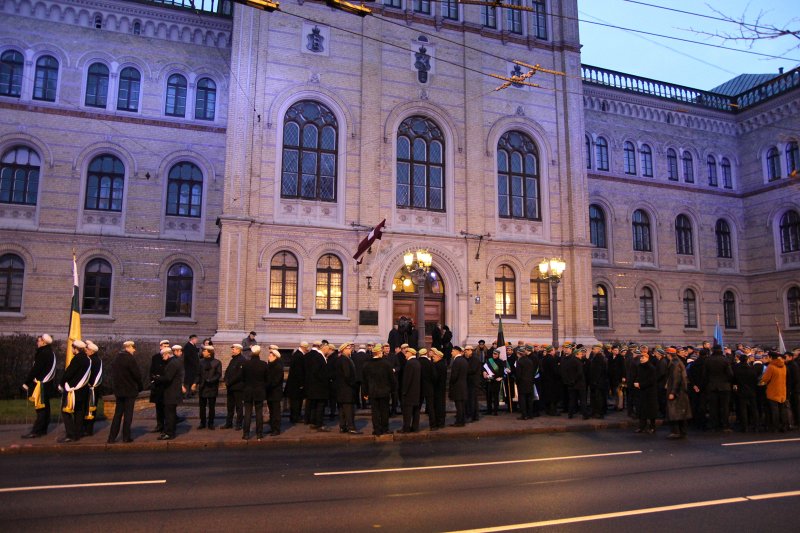 Studentu, studenšu korporāciju un akadēmisko mūžorganizāciju gājiens uz Rīgas Brāļu kapiem, godinot par Latvijas neatkarību kritušo piemiņu. null