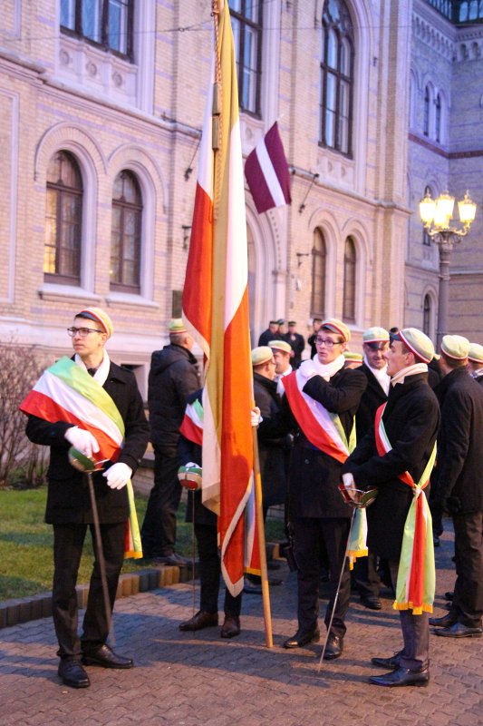 Studentu, studenšu korporāciju un akadēmisko mūžorganizāciju gājiens uz Rīgas Brāļu kapiem, godinot par Latvijas neatkarību kritušo piemiņu. null