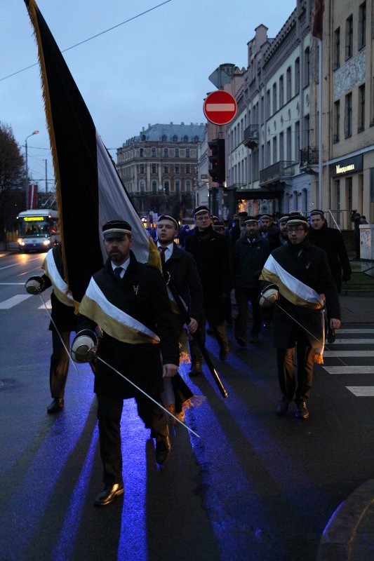 Studentu, studenšu korporāciju un akadēmisko mūžorganizāciju gājiens uz Rīgas Brāļu kapiem, godinot par Latvijas neatkarību kritušo piemiņu. null