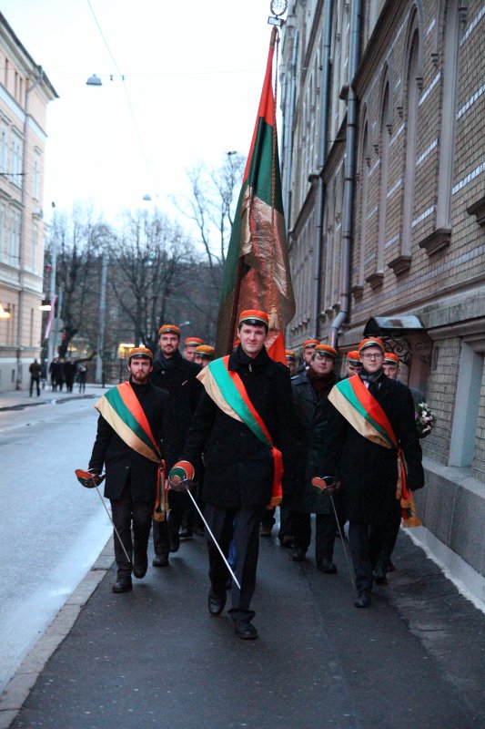 Studentu, studenšu korporāciju un akadēmisko mūžorganizāciju gājiens uz Rīgas Brāļu kapiem, godinot par Latvijas neatkarību kritušo piemiņu. null