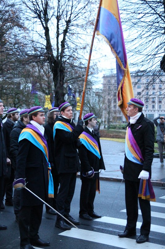 Studentu, studenšu korporāciju un akadēmisko mūžorganizāciju gājiens uz Rīgas Brāļu kapiem, godinot par Latvijas neatkarību kritušo piemiņu. null