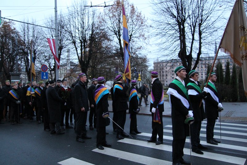 Studentu, studenšu korporāciju un akadēmisko mūžorganizāciju gājiens uz Rīgas Brāļu kapiem, godinot par Latvijas neatkarību kritušo piemiņu. null