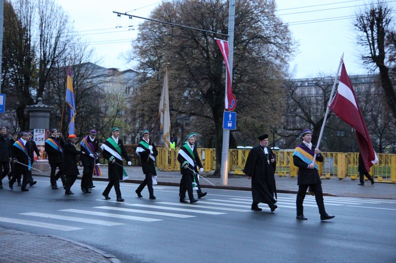 Studentu, studenšu korporāciju un akadēmisko mūžorganizāciju gājiens uz Rīgas Brāļu kapiem, godinot par Latvijas neatkarību kritušo piemiņu. null