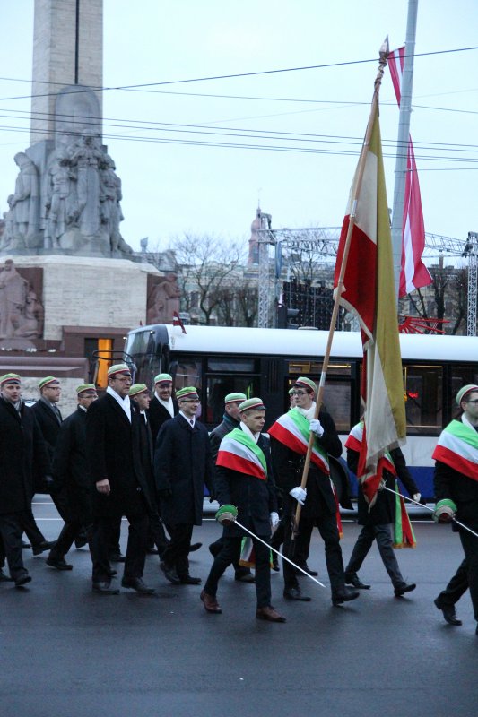 Studentu, studenšu korporāciju un akadēmisko mūžorganizāciju gājiens uz Rīgas Brāļu kapiem, godinot par Latvijas neatkarību kritušo piemiņu. null