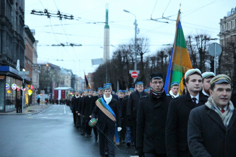 Studentu, studenšu korporāciju un akadēmisko mūžorganizāciju gājiens uz Rīgas Brāļu kapiem, godinot par Latvijas neatkarību kritušo piemiņu. null