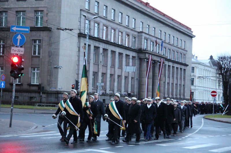 Studentu, studenšu korporāciju un akadēmisko mūžorganizāciju gājiens uz Rīgas Brāļu kapiem, godinot par Latvijas neatkarību kritušo piemiņu. null