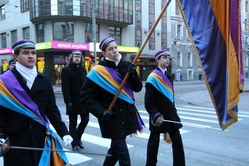 Studentu, studenšu korporāciju un akadēmisko mūžorganizāciju gājiens uz Rīgas Brāļu kapiem, godinot par Latvijas neatkarību kritušo piemiņu. null