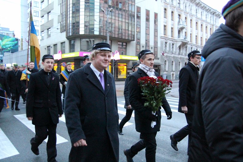 Studentu, studenšu korporāciju un akadēmisko mūžorganizāciju gājiens uz Rīgas Brāļu kapiem, godinot par Latvijas neatkarību kritušo piemiņu. null