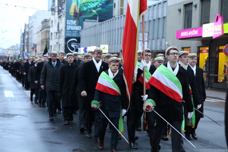 Studentu, studenšu korporāciju un akadēmisko mūžorganizāciju gājiens uz Rīgas Brāļu kapiem, godinot par Latvijas neatkarību kritušo piemiņu. null