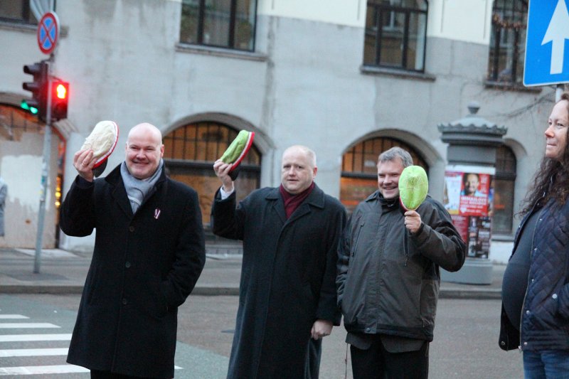 Studentu, studenšu korporāciju un akadēmisko mūžorganizāciju gājiens uz Rīgas Brāļu kapiem, godinot par Latvijas neatkarību kritušo piemiņu. null