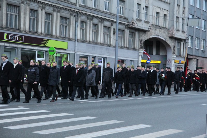 Studentu, studenšu korporāciju un akadēmisko mūžorganizāciju gājiens uz Rīgas Brāļu kapiem, godinot par Latvijas neatkarību kritušo piemiņu. null