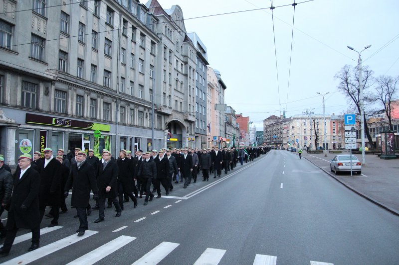 Studentu, studenšu korporāciju un akadēmisko mūžorganizāciju gājiens uz Rīgas Brāļu kapiem, godinot par Latvijas neatkarību kritušo piemiņu. null