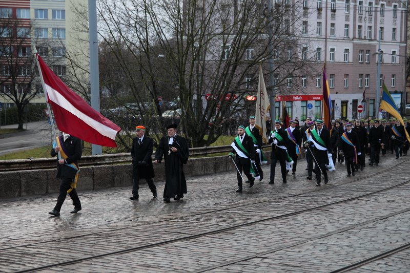Studentu, studenšu korporāciju un akadēmisko mūžorganizāciju gājiens uz Rīgas Brāļu kapiem, godinot par Latvijas neatkarību kritušo piemiņu. null