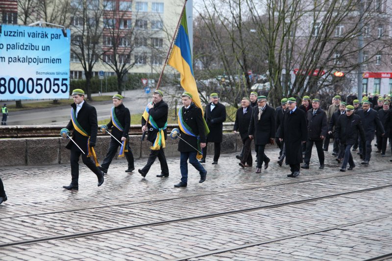 Studentu, studenšu korporāciju un akadēmisko mūžorganizāciju gājiens uz Rīgas Brāļu kapiem, godinot par Latvijas neatkarību kritušo piemiņu. null