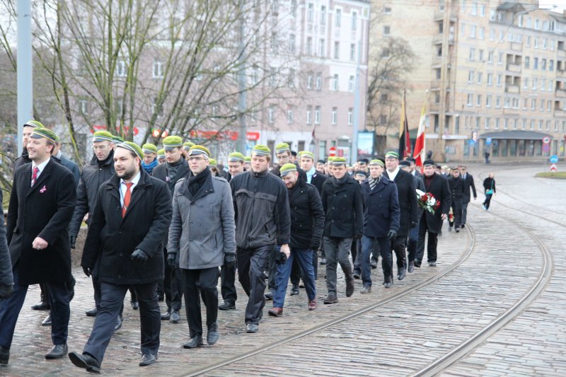 Studentu, studenšu korporāciju un akadēmisko mūžorganizāciju gājiens uz Rīgas Brāļu kapiem, godinot par Latvijas neatkarību kritušo piemiņu. null