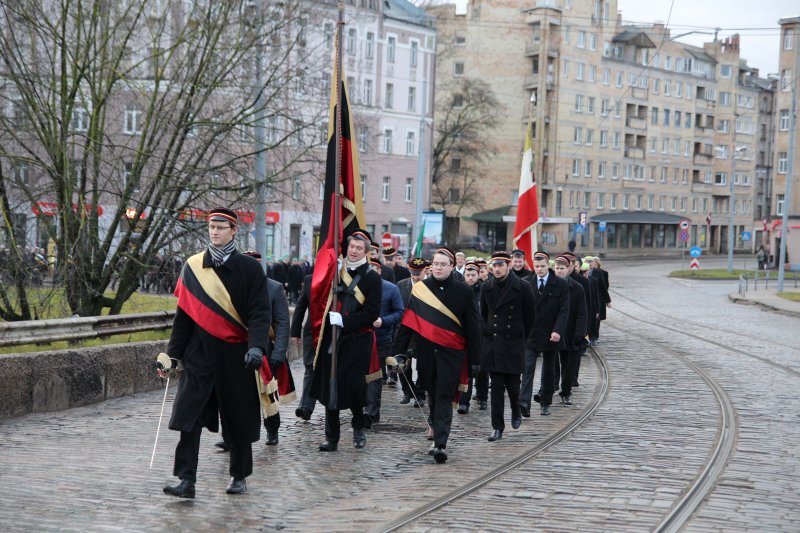 Studentu, studenšu korporāciju un akadēmisko mūžorganizāciju gājiens uz Rīgas Brāļu kapiem, godinot par Latvijas neatkarību kritušo piemiņu. null