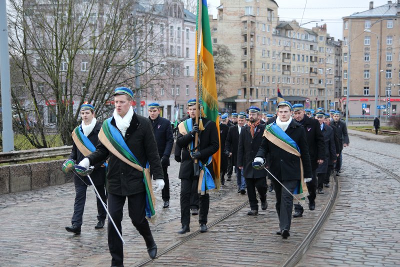 Studentu, studenšu korporāciju un akadēmisko mūžorganizāciju gājiens uz Rīgas Brāļu kapiem, godinot par Latvijas neatkarību kritušo piemiņu. null