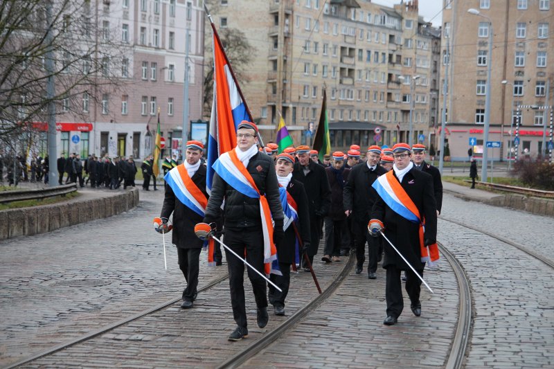 Studentu, studenšu korporāciju un akadēmisko mūžorganizāciju gājiens uz Rīgas Brāļu kapiem, godinot par Latvijas neatkarību kritušo piemiņu. null