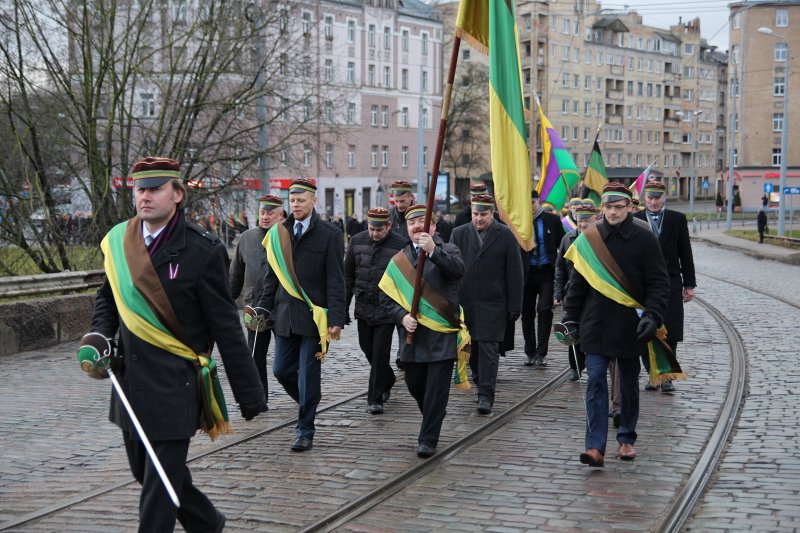 Studentu, studenšu korporāciju un akadēmisko mūžorganizāciju gājiens uz Rīgas Brāļu kapiem, godinot par Latvijas neatkarību kritušo piemiņu. null