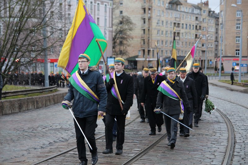 Studentu, studenšu korporāciju un akadēmisko mūžorganizāciju gājiens uz Rīgas Brāļu kapiem, godinot par Latvijas neatkarību kritušo piemiņu. null