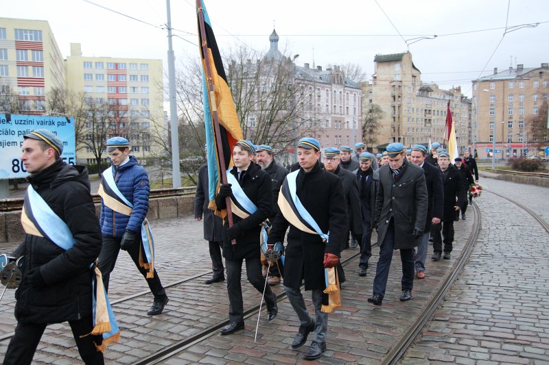 Studentu, studenšu korporāciju un akadēmisko mūžorganizāciju gājiens uz Rīgas Brāļu kapiem, godinot par Latvijas neatkarību kritušo piemiņu. null