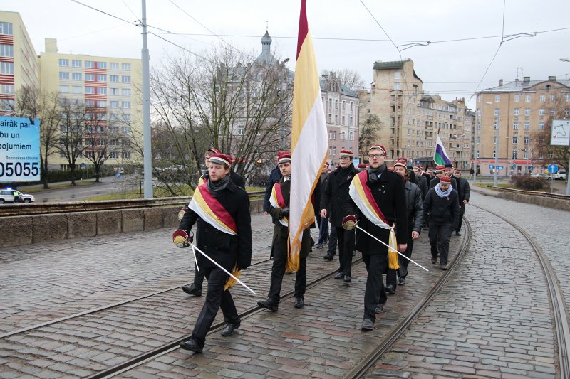 Studentu, studenšu korporāciju un akadēmisko mūžorganizāciju gājiens uz Rīgas Brāļu kapiem, godinot par Latvijas neatkarību kritušo piemiņu. null