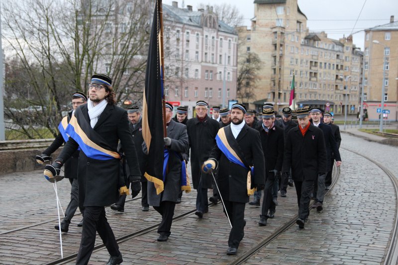 Studentu, studenšu korporāciju un akadēmisko mūžorganizāciju gājiens uz Rīgas Brāļu kapiem, godinot par Latvijas neatkarību kritušo piemiņu. null