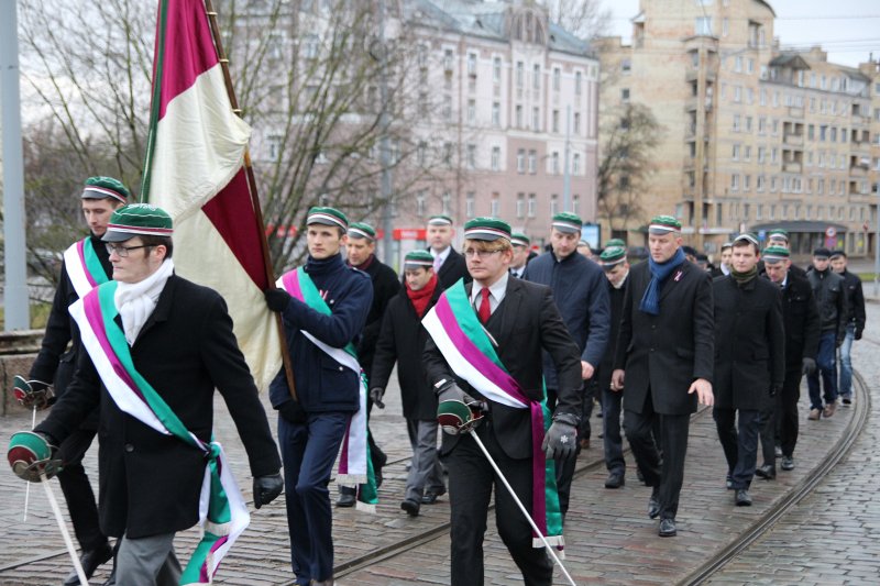 Studentu, studenšu korporāciju un akadēmisko mūžorganizāciju gājiens uz Rīgas Brāļu kapiem, godinot par Latvijas neatkarību kritušo piemiņu. null