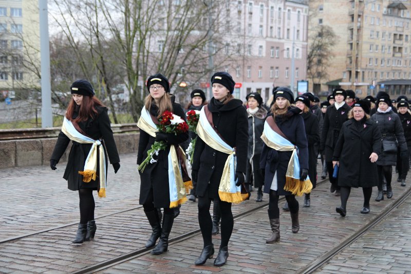 Studentu, studenšu korporāciju un akadēmisko mūžorganizāciju gājiens uz Rīgas Brāļu kapiem, godinot par Latvijas neatkarību kritušo piemiņu. null