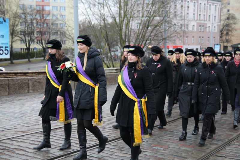 Studentu, studenšu korporāciju un akadēmisko mūžorganizāciju gājiens uz Rīgas Brāļu kapiem, godinot par Latvijas neatkarību kritušo piemiņu. null