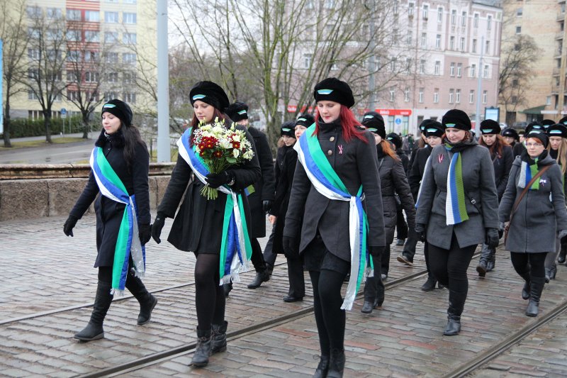 Studentu, studenšu korporāciju un akadēmisko mūžorganizāciju gājiens uz Rīgas Brāļu kapiem, godinot par Latvijas neatkarību kritušo piemiņu. null