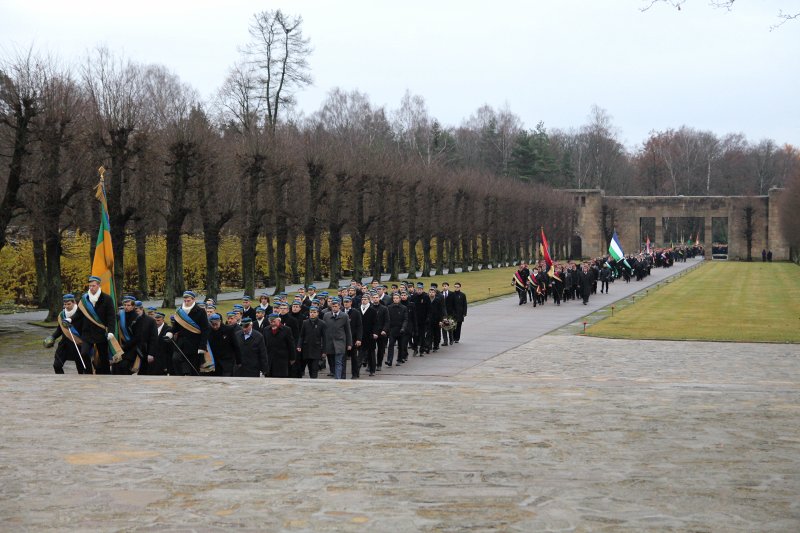 Studentu, studenšu korporāciju un akadēmisko mūžorganizāciju gājiens uz Rīgas Brāļu kapiem, godinot par Latvijas neatkarību kritušo piemiņu. null