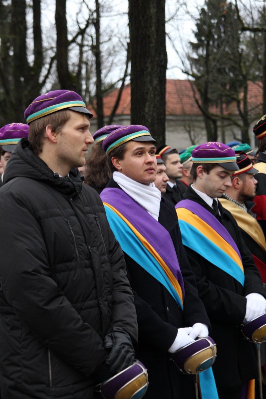 Studentu, studenšu korporāciju un akadēmisko mūžorganizāciju gājiens uz Rīgas Brāļu kapiem, godinot par Latvijas neatkarību kritušo piemiņu. null