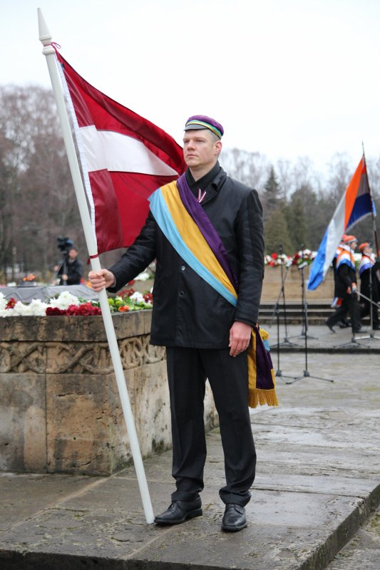 Studentu, studenšu korporāciju un akadēmisko mūžorganizāciju gājiens uz Rīgas Brāļu kapiem, godinot par Latvijas neatkarību kritušo piemiņu. null