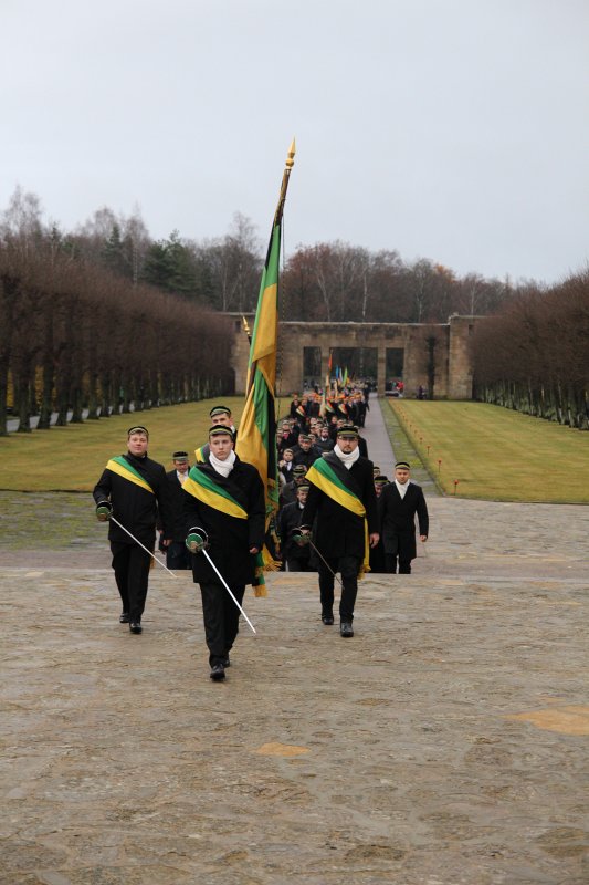 Studentu, studenšu korporāciju un akadēmisko mūžorganizāciju gājiens uz Rīgas Brāļu kapiem, godinot par Latvijas neatkarību kritušo piemiņu. null