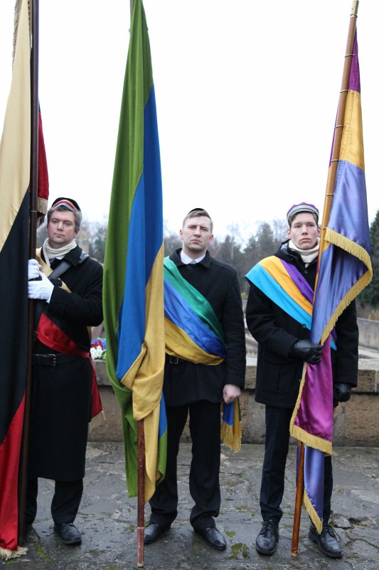 Studentu, studenšu korporāciju un akadēmisko mūžorganizāciju gājiens uz Rīgas Brāļu kapiem, godinot par Latvijas neatkarību kritušo piemiņu. null