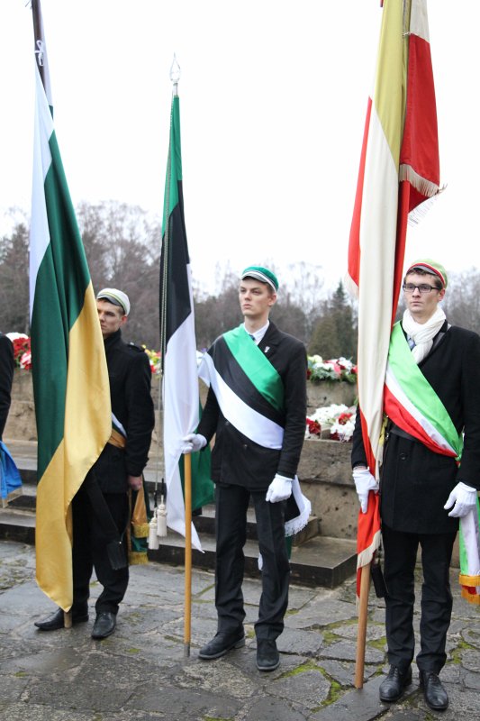 Studentu, studenšu korporāciju un akadēmisko mūžorganizāciju gājiens uz Rīgas Brāļu kapiem, godinot par Latvijas neatkarību kritušo piemiņu. null