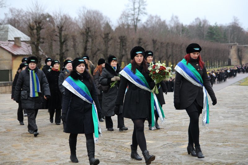 Studentu, studenšu korporāciju un akadēmisko mūžorganizāciju gājiens uz Rīgas Brāļu kapiem, godinot par Latvijas neatkarību kritušo piemiņu. null