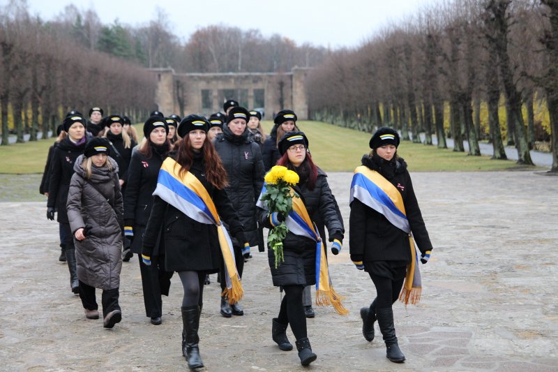 Studentu, studenšu korporāciju un akadēmisko mūžorganizāciju gājiens uz Rīgas Brāļu kapiem, godinot par Latvijas neatkarību kritušo piemiņu. null