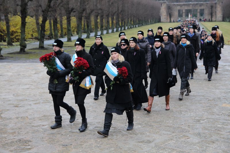 Studentu, studenšu korporāciju un akadēmisko mūžorganizāciju gājiens uz Rīgas Brāļu kapiem, godinot par Latvijas neatkarību kritušo piemiņu. null