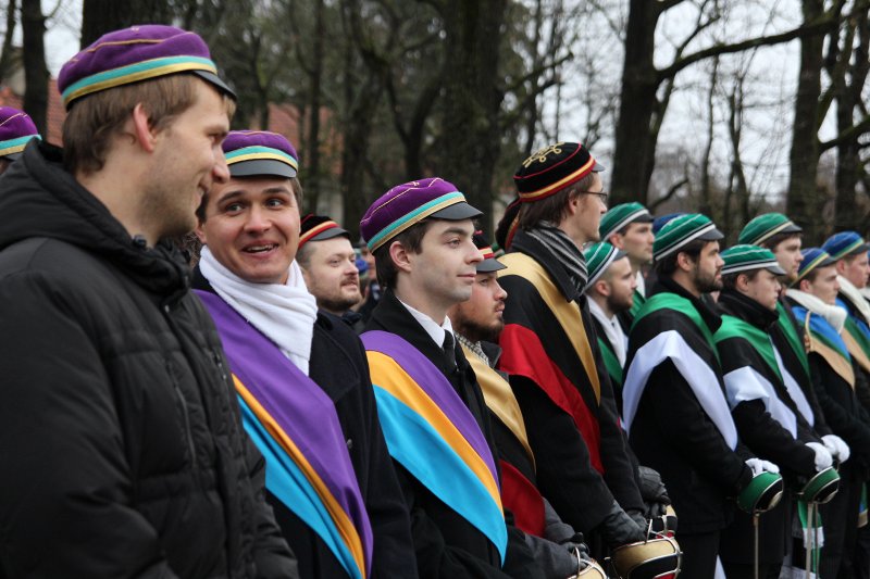 Studentu, studenšu korporāciju un akadēmisko mūžorganizāciju gājiens uz Rīgas Brāļu kapiem, godinot par Latvijas neatkarību kritušo piemiņu. null