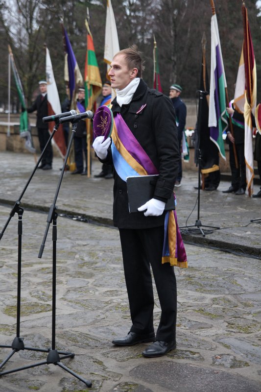 Studentu, studenšu korporāciju un akadēmisko mūžorganizāciju gājiens uz Rīgas Brāļu kapiem, godinot par Latvijas neatkarību kritušo piemiņu. P!K! t/l sen! com! Edgars Zīverts (Beveronija).