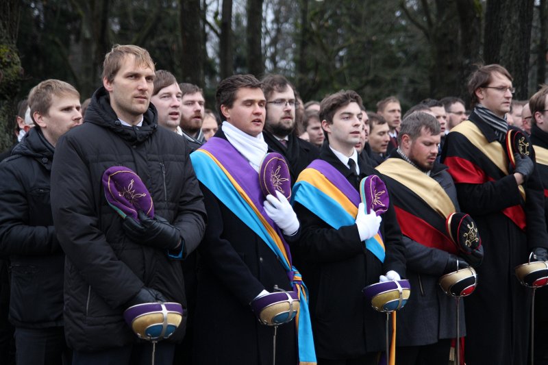 Studentu, studenšu korporāciju un akadēmisko mūžorganizāciju gājiens uz Rīgas Brāļu kapiem, godinot par Latvijas neatkarību kritušo piemiņu. null